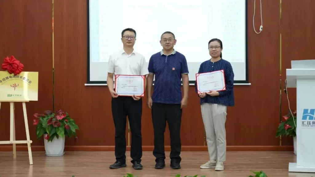 Secretary-General (first from the right) and Deputy Secretary-General (first from the left) presenting certificates