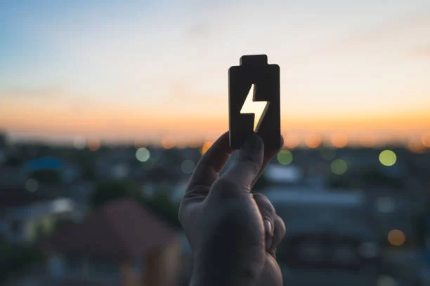 batterie-elektrische-hochleistungsenergie-mit-angeschlossenem-ladekabel-von-der-batterie-zu